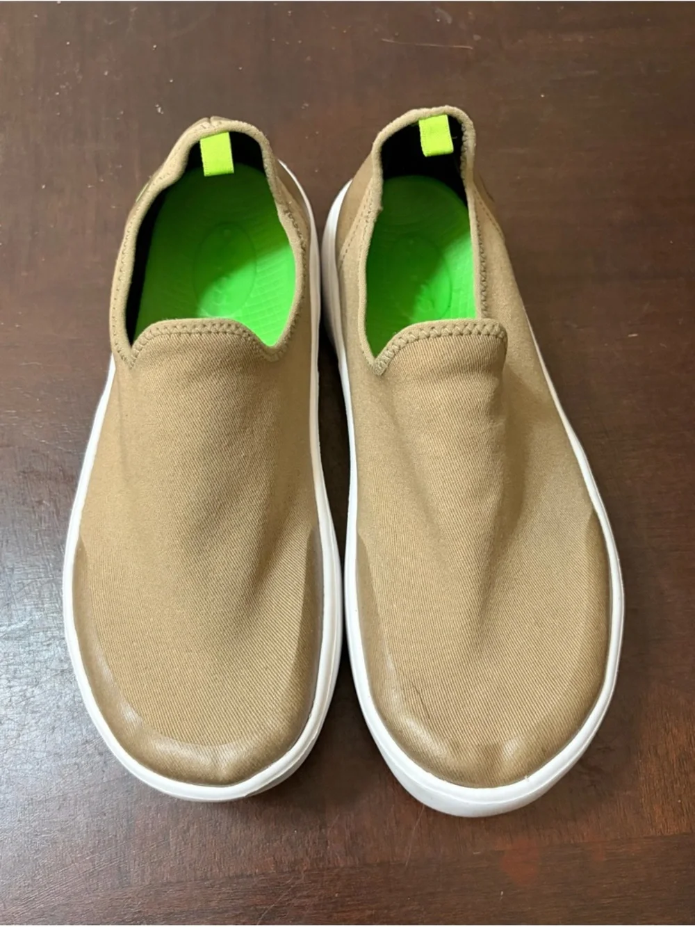 OOFOS Oomg Eezee Taupe canvas Slip-On Loafers in Tan with Green Insole Sz 9.5